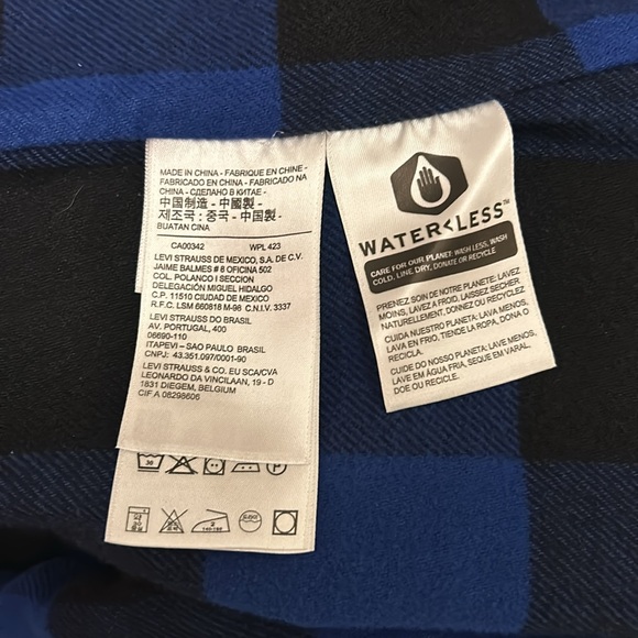 Levi’s insulated jacket with the blue and black plaid design on the inside - Picture 8 of 8
